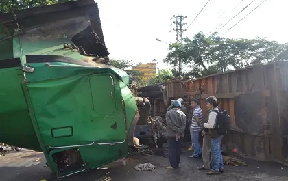 Lật xe container, hàng trăm phách gỗ đổ ào xuống đường ảnh 1