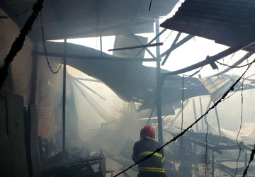 Cháy lớn, sập xưởng gỗ ảnh 1