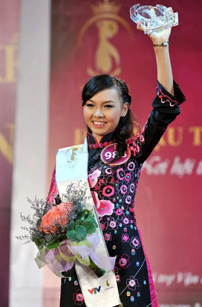 Hoàng Anh thay Thùy Linh vào thẳng top 15 HHTG Người Việt. Hoàng Anh thay Thùy Linh vào thẳng top 15 HHTG Người Việt.