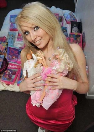 Lạ lùng cô gái mơ thành búp bê sống ảnh 2