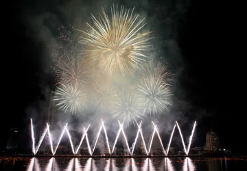 Đêm hội sắc màu trên sông Hàn ảnh 1