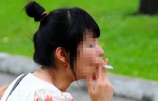 Hút thuốc lá dễ mắc bệnh ngoài da ảnh 1