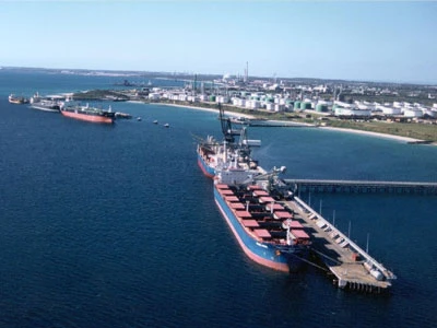 Chiến lược ngành công nghiệp hoá dầu của VN còn nhiều điểm bất cập: phải tự bỏ vốn lớn, giá thành xây dựng cao, quy hoạch không mang tính tổ cụm - liên thông. Ảnh: Nhà máy lọc dầu Vũng Rô.