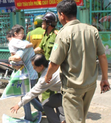 Bắt nóng kẻ khống chế hai trẻ làm con tin ảnh 1