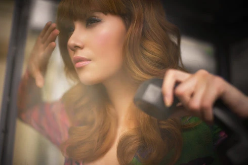 Hoàng Yến tạo dáng trong buồng điện thoại công cộng ảnh 6