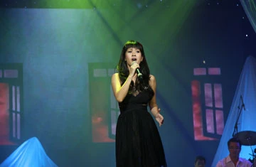 Gây sốc, “khoe hàng” để nổi tiếng? ảnh 1