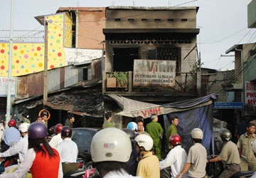 Cháy tiệm sửa xe, một người chết ảnh 1