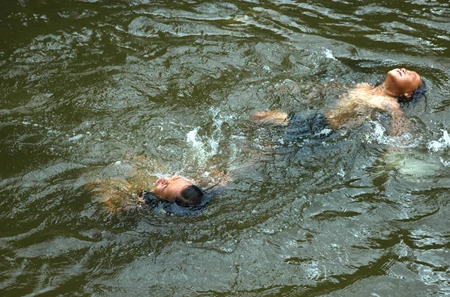 Ngắm trẻ vùng cao vẫy vùng trong dòng suối mát ảnh 6