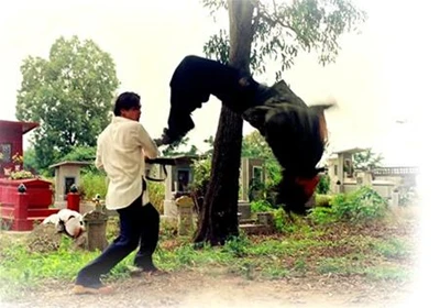 Lý Hùng (áo trắng) trong một cảnh quay võ thuật.