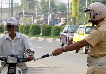 Dạy lễ phép cho CSGT ảnh 1