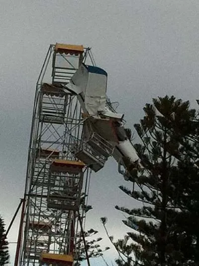 Máy bay đâm trúng vòng đu quay, 4 người bị mắc kẹt ảnh 2 Máy bay đâm trúng vòng đu quay, 4 người bị mắc kẹt ảnh 2