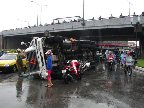 Xe container “rụng” bánh, lật nhào giữa đường ảnh 1