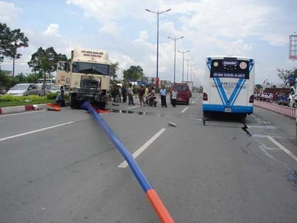 Tài xế ngủ gục, xe container tông gãy trụ đèn ảnh 2