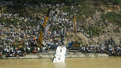 Xe khách bị lũ cuốn không phải do chạy trốn cảnh sát giao thông ảnh 3