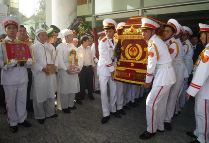 Tiễn giáo sư Trần Văn Giàu về đất mẹ ảnh 2