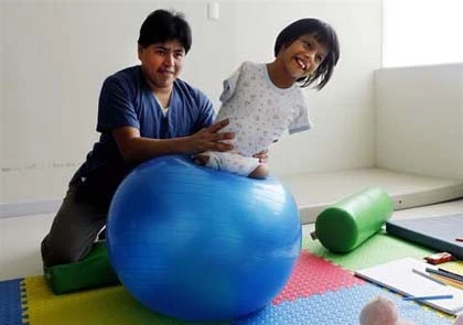 Nghị lực của bé gái không tay, không chân ảnh 1