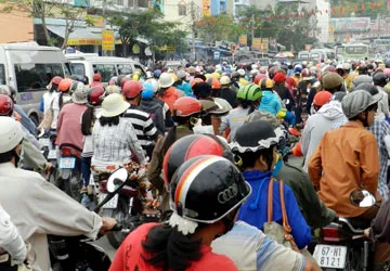 Đi lễ chùa Bà: Ngất xỉu vì khói hương, kẹt xe ảnh 1