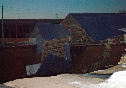 Nga: Hố tử thần "nuốt chửng" 3 ngôi nhà trong đêm ảnh 1