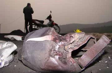 Chiếc mũ của một nạn nhân bị hơi lửa từ nòng súng tự chế “thổi” rúm ró.