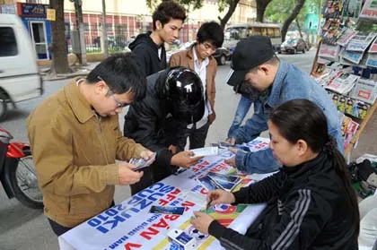 "Cò" nhộn nhịp quanh các quầy bán vé AFF Cup ảnh 6