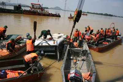 Tường thuật trực tiếp vụ trục vớt xe khách- Phần 3: Tìm thấy 14 thi thể, còn 6 nạn nhân mất tích ảnh 3