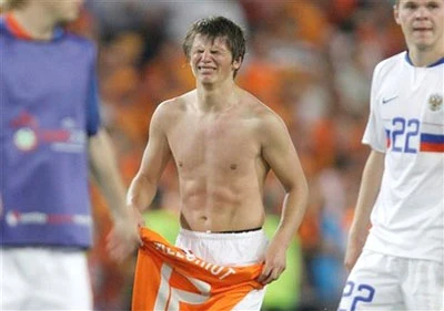 Arshavin khóc nức nở sau khi đội nhà giành chiến thắng - Ảnh: AP