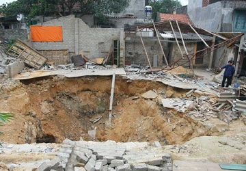 Quảng Ninh: Than thổ phỉ “nuốt” nhà dân - Bài 2: Sự nổi giận của “thổ địa” ảnh 1