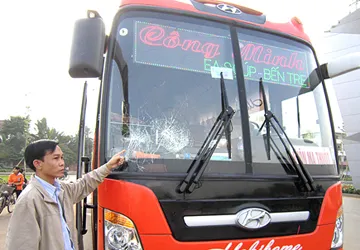 Côn đồ tấn công xe khách trên Quốc lộ 13 ảnh 1