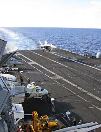 Phi cơ chiến đấu FA-18 Hornet hạ cánh ở USS George Washington. Ảnh: AP.