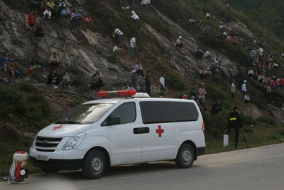 Tường thuật trực tiếp: Trục vớt chiếc xe khách bị lũ cuốn trôi - Phần 2 ảnh 23 Tường thuật trực tiếp: Trục vớt chiếc xe khách bị lũ cuốn trôi - Phần 2 ảnh 23