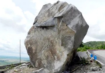 Sau vụ lở đá thảm khốc trên núi Cấm (An Giang): Nguy hiểm vẫn chực chờ ảnh 1 Sau vụ lở đá thảm khốc trên núi Cấm (An Giang): Nguy hiểm vẫn chực chờ ảnh 1