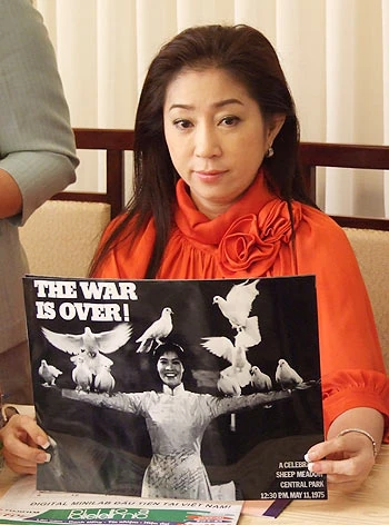 NSƯT Thoại Mỹ giới thiệu hình ảnh sao chụp lại từ bản áp phích nhân dân Mỹ ủng hộ cuộc đấu tranh giữ nước của nhân dân Việt Nam. Tấm áp phích gốc sẽ được bán đấu giá tại chương trình với giá khởi điểm là 500 triệu đồng. Ảnh: Thoại Hà.