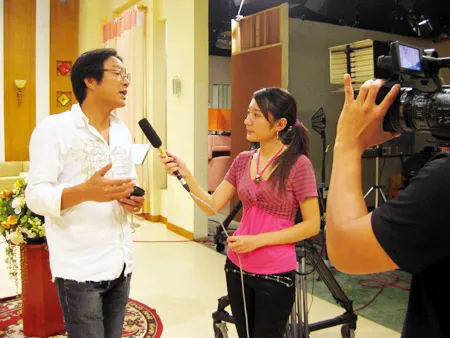 Đạo diễn Trọng Trinh (áo trắng) tại trường quay "Những người độc thân vui vẻ" ngày đóng máy. Ảnh: Hạnh Phương Đạo diễn Trọng Trinh (áo trắng) tại trường quay "Những người độc thân vui vẻ" ngày đóng máy. Ảnh: Hạnh Phương