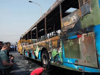 Chiếc xe buýt sau vụ cháy (Ảnh: Tân Hoa Xã)