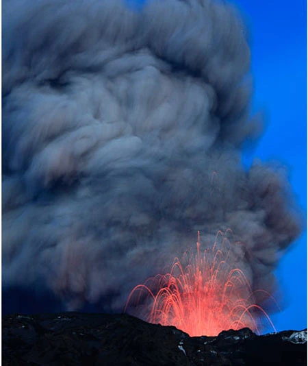 Hình ảnh về đợt phun tro bụi mới của núi lửa Iceland ảnh 1