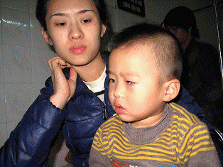 Nghịch gói chống ẩm, bé 3 tuổi bỏng mắt ảnh 1