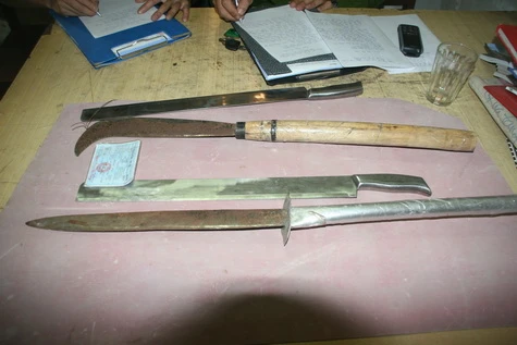 Bắt quả tang lái xe taxi chở dao, kiếm, mã tấu ảnh 1