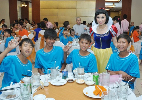 Em gái Cẩm Ly giúp trẻ nghèo học nghệ thuật ảnh 3