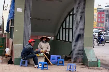 Hầm bộ hành ở thủ đô bị bỏ hoang, xâm lấn ảnh 13