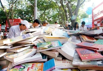 Hội sách TP.HCM lần VI: Người bán, người mua đều đổ mồ hôi ảnh 1