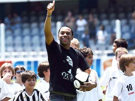Robinho được chào đón tưng bừng ở Santos ảnh 3