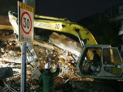 Trung Quốc: Tòa nhà 5 tầng bất ngờ đổ sập ảnh 1