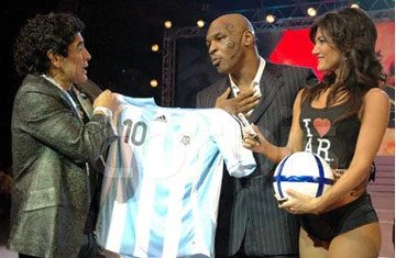 Tyson với ông bạn Maradona, một thiên tài cũng chết chìm vì ma túy