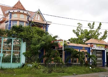 Bộ máy cứu dữ liệu chỉ mainboard dòng 865 và các công cụ mở rộng. Ảnh: V.H.