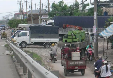 Lấn chiếm lòng lề đường cản trở giao thông ảnh 1