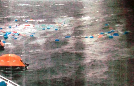 Chùm ảnh cứu hộ thuyền viên Việt ở Nam Cực lần đầu công bố ảnh 5 Chùm ảnh cứu hộ thuyền viên Việt ở Nam Cực lần đầu công bố ảnh 5