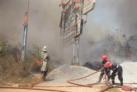 Cháy lớn khiến hàng trăm hộ dân thấp thỏm ảnh 2