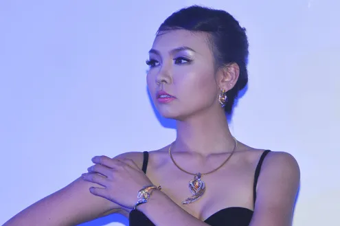 Nguyễn Thị Loan diện trang sức hơn 10 tỷ ảnh 5