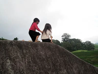 Trẻ em chọn khối đá cổ làm sân chơi.