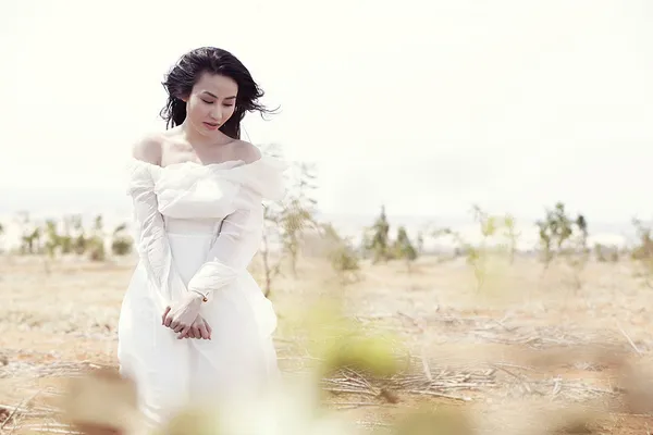 Ngân Khánh đẹp mong manh giữa đồng vắng ảnh 6 Ngân Khánh đẹp mong manh giữa đồng vắng ảnh 6